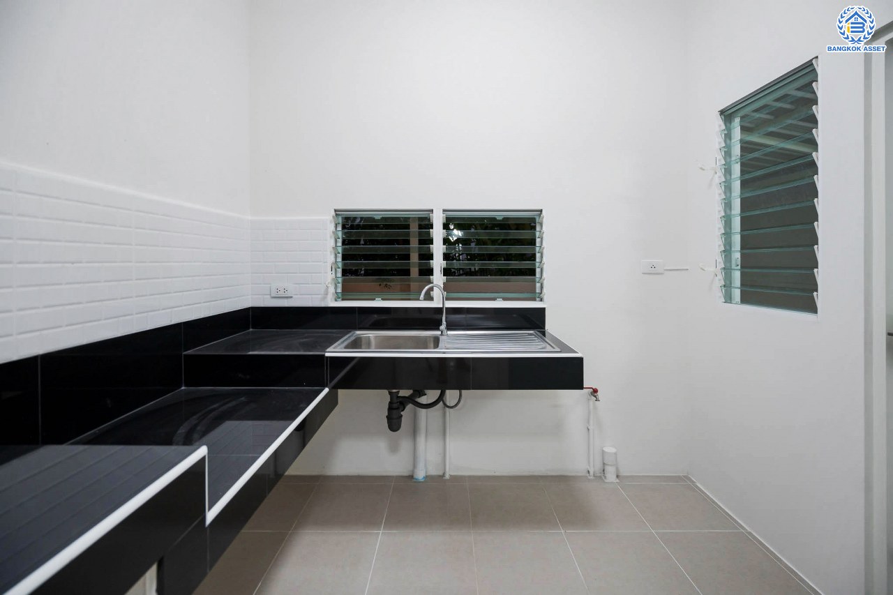 บ้านเดี่ยวมือสองนนทบุรี โครงการ ชัยพฤกษ์ ปิ่นเกล้า-กาญจนาฯ ถนนเมน วิวสวย หลังมุม จากแบรนด์คุณภาพ LH เนื้อที่ 75.8 ตร.ว. ฟังก์ชัน 3 ห้องนอน 3 ห้องน้ำ 1 ห้องอเนกประสงค์ จอดรถได้ 2 คัน บนทำเลศักยภาพ ใกล้เซ็นทรัลเวสต์เกต ทางด่วน "กาญจนาภิเษก" รถไฟฟ้าสายสีม่วง "สถานีตลาดบางใหญ่"